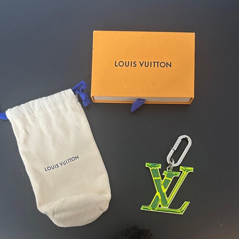 Louis Vuitton 💯% Authentic Neon Green Key Chain w Dustbag & Box. Excellent Con’d - Picture 3 of 10